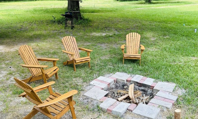Huntsville Cabin | Cabin 2 near the river nestled next to Sam Houston Park with a fire pit