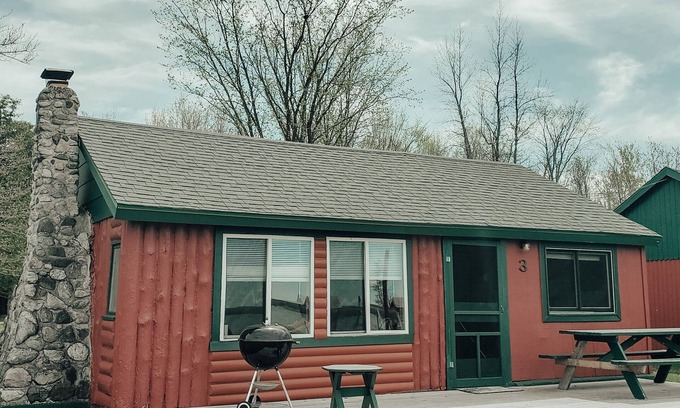 Gould City Cabin | Cabin 3-The Elk Lodge at Sunset Pines Resort