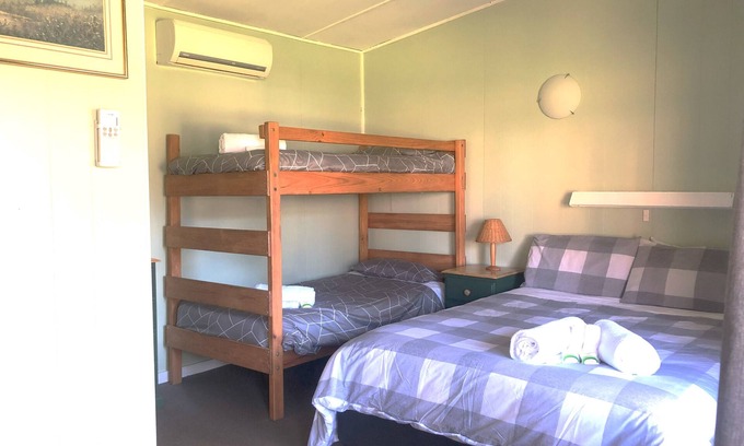 Wisemans Creek Bed & Breakfast | Cabin 4 - Sleeps 4 people. Access to all amenities including kitchen/dining