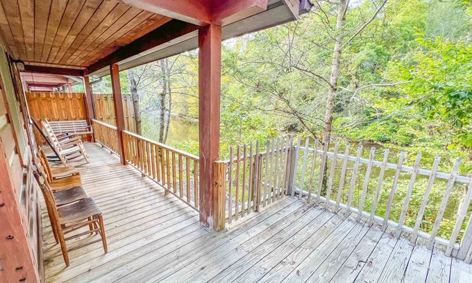 Cherokee Cabin | Cabin #5 - Riverfront w/Hot-Tub & Gas Fireplace!