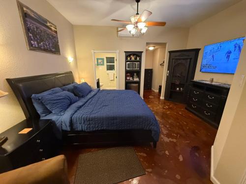 Lakehills House | Cabin 5 The Roost Cabins