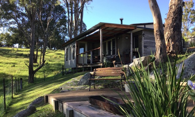 Moruya House | Cabin amongst the trees. Near to beaches and shops. Dog and horse friendly