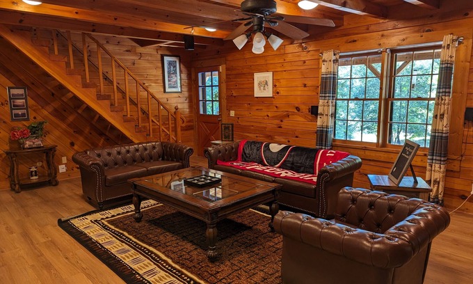 Gainesville Cabin | Cabin Bliss - Just 1 Mile from Lake Lanier/5 Acre/5 BR with Hot tub