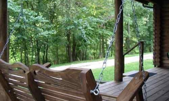 Slade Cabin | Cabin close to Natural Bridge State Park with hot tub and internet