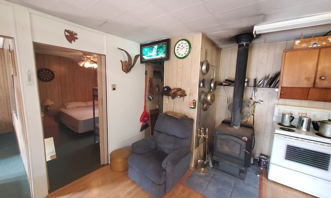 Central Alberta Cabin | Cabin Glamping Ironwood Lake, Pinehurst, Elinor, Fork Lake and Rich Lake