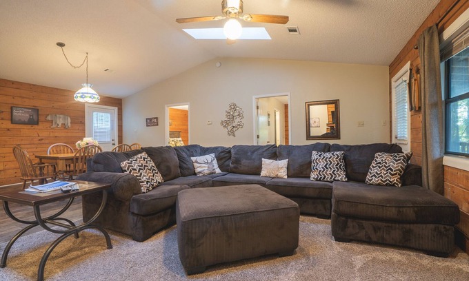 Royal Cabin | Cabin H at Safe Harbor Brady Mountain on Lake Ouachita!