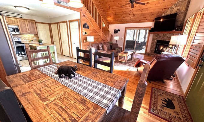 Maggie Valley Cabin | Cabin-Home Heat & AC, WiFi, Fireplace,Full Kitchen and much more
