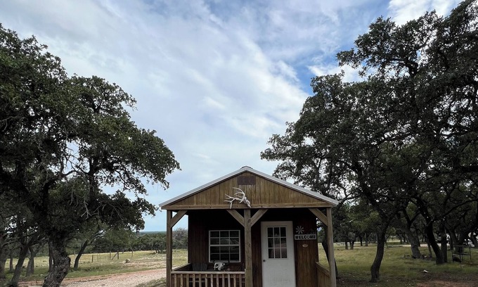 Harper Cabin | Cabin in Harper! Access to hiking and wildlife!
