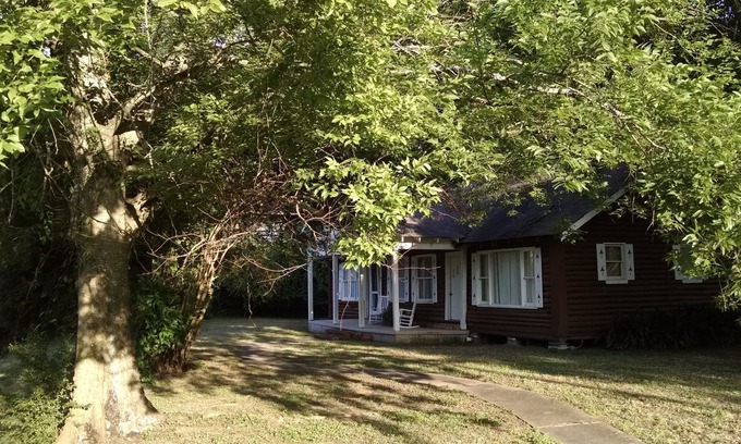 Natchitoches Cabin | 'Cabin In The City'. Walking Distance to Cane River & Front Street! Close to NSU