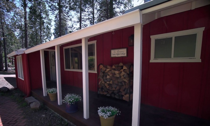 Glencoe Cottage | Cabin in the mountains with private lake and hot tub