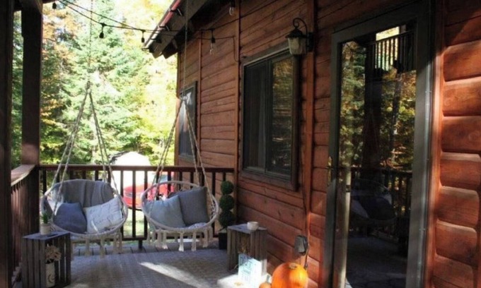 Munising Cabin | Cabin in the woods, 10 minutes to Pictured Rocks! Peaceful and cozy getaway