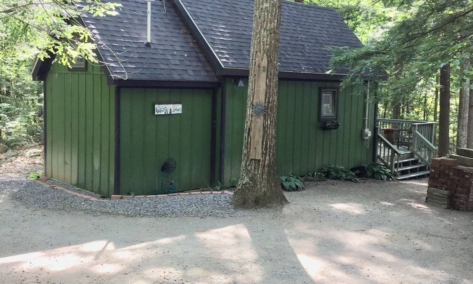 Manchester Cabin | Cabin in woods, with row to the lake