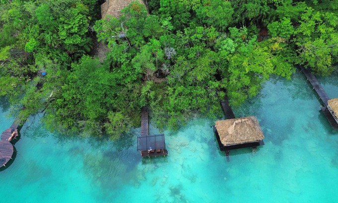 Pedro A. Santos House | Cabin located on the shore of the Laguna de los Siete Colores