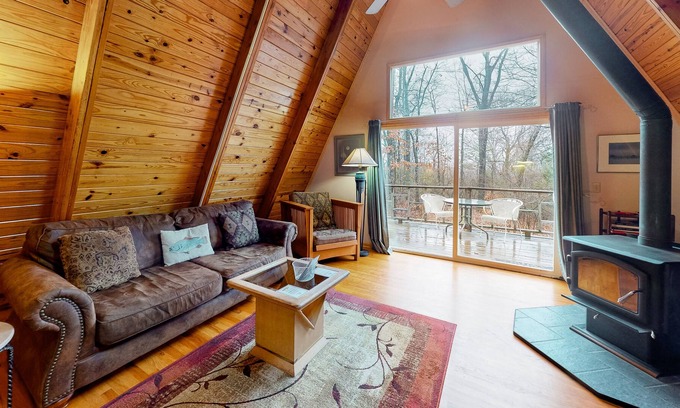 Eureka Springs Cabin | Cabin near downtown with a loft, fireplace, shared pool, & AC