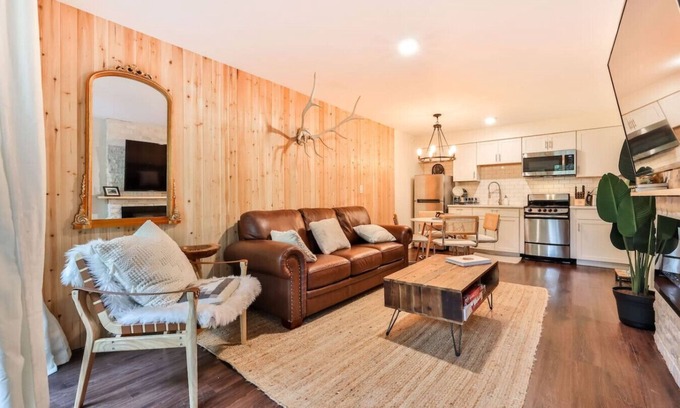 Hunter Cabin | Cabin on Mtn, Seasonal Pool Access w Panoramic Views! Hike, Golf, Swim, Relax!