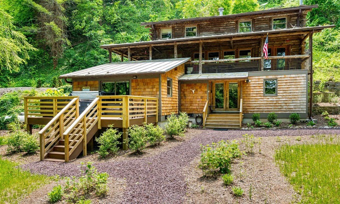 Rileyville Cabin | Cabin on River, Kayak, Hot Tub, WiFi, EV Charger!