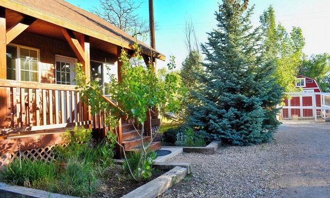 Zion National Park East Entrance Cabin | Cabin on the Farm -Pool - Hot Tub -Breakfast -Quiet Side of Zion -Near Bryce NP