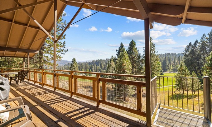 Garden Valley Cabin | Cabin on the Golf course~Hot Springs~Pickleball~Pet Friendly!