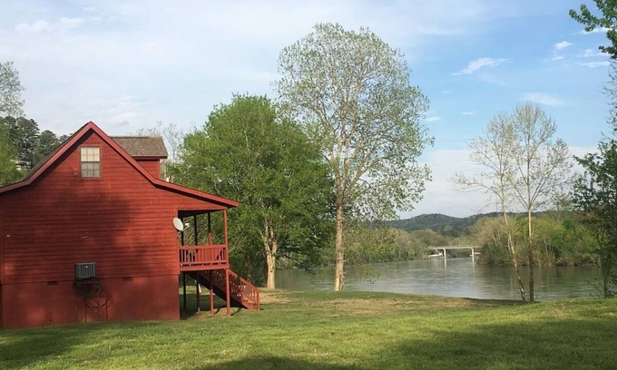 Calico Rock Cabin | Cabin on the White River. Famous for clean, cold water and record size trout!