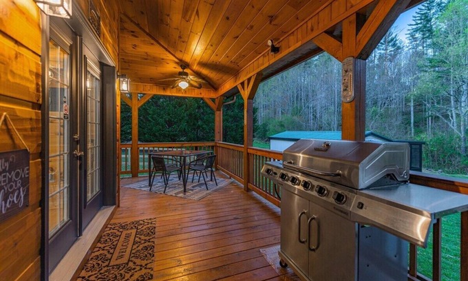 Suches Cabin | *Cabin* Pet Friendly|CreekFront|FirePit|HotTub