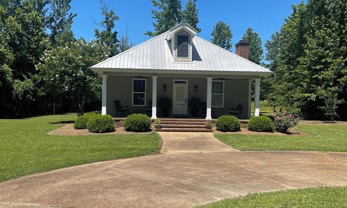 Langston House | Cabin retreat on beautiful Lake Guntersville! Perfect for families/fisherman!