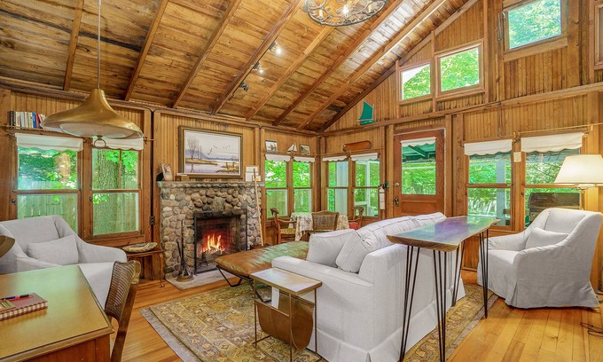 Frankfort Cottage | Cabin-style cottage w/full kitchen, wood-burning fireplace, and full WiFi