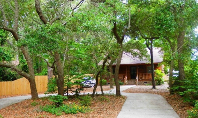 North Carolina Coast House | Cabin Style Home, 2 bed/2bth, fenced yard, deck, Pet Friendly, 1 mile to beach!