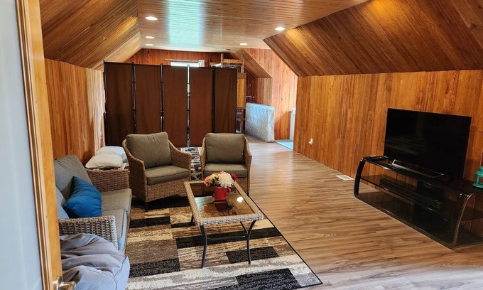 New Bothwell Apartment | Cabin Style Private Studio Indoor Garage