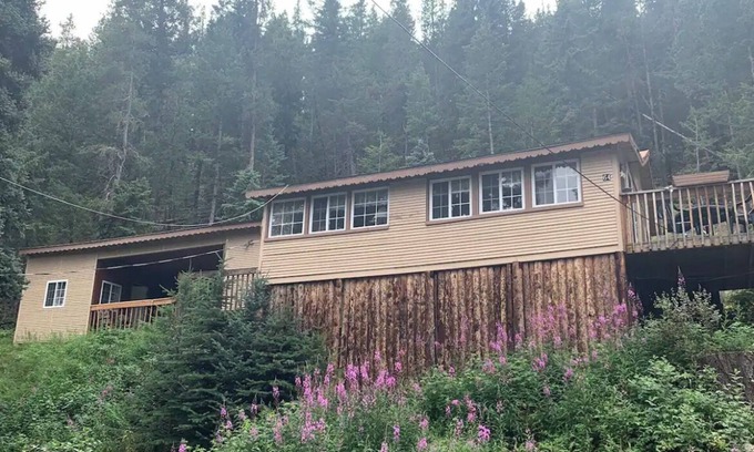 Pinecliffe Cabin | Cabin w/a Beautiful View Directly on the River Nested in the Mountains