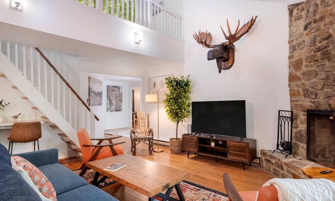 Berkeley Springs Ski Chalet | Cabin w Hot Tub, WiFi, Deck, Grill & Dog-Friendly!
