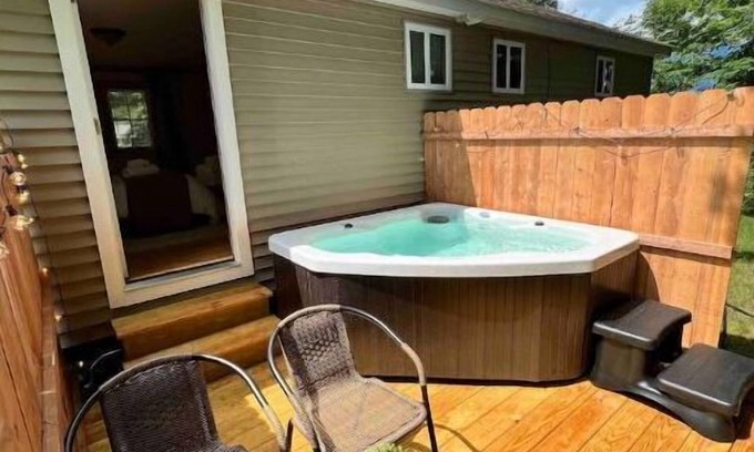 Thornton Cabin | Cabin W/Private Hot tub~Pet Friendly Near Loon mtn,Waterville & Owls nest Resrt!
