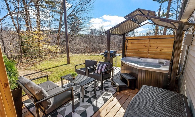 Woodstock Cabin | Cabin W/Private Hot tub, Fire pit & PetFriendly 10min Loon mtn & owls nest