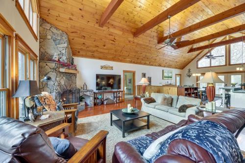 Snowshoe House | Cabin with Hot Tub and WiFi 4 Mi to Snowshoe Resort