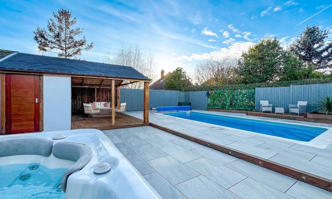 Fareham Cabin | Cabin with Hot Tub & Heated Swimming Pool