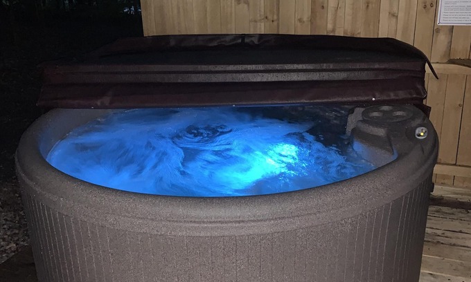 Keslers Cross Lanes Cabin | Cabin with Hot Tub & Pet Friendly
