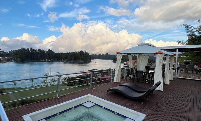 Guatape Cabin | Cabin with jacuzzi, lake view and close to the Guatapé stone. Pet friendly
