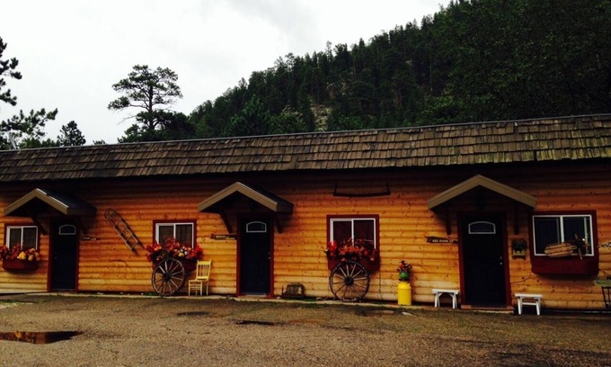Drake Cottage | Cabin with private balcony and hot tub 5 min to Estespark and on the river