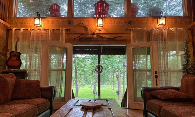 Cotton Gin Cabin | CabinOnTheCreek-Lake Limestone! rustic charm, Kayaks! Canoe! fire-pit! pets!