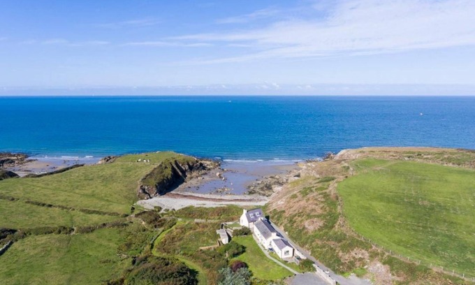 Cylch-Y-Garn Cottage | Cable Cottage - a coastal property that sleeps 8 guests in 4 bedrooms