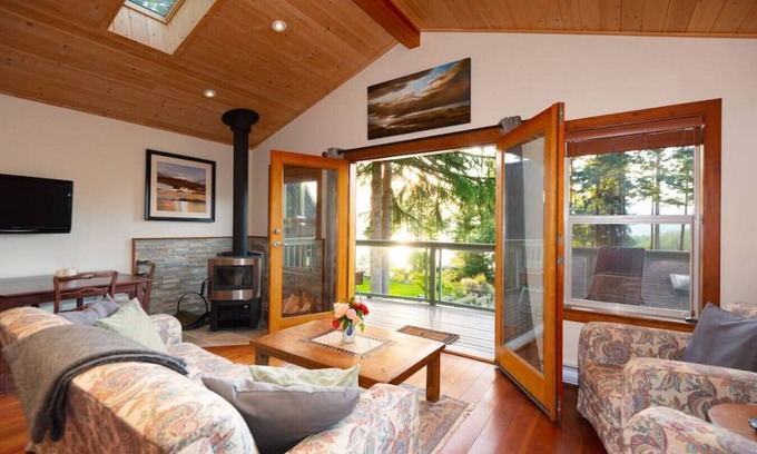 Bowen Island Apartment | Caboose · Lovely 1-bedroom ocean & mountain views cottage