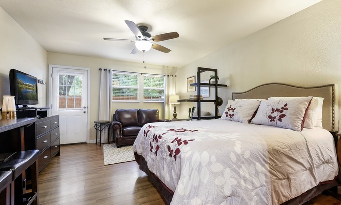 North San Antonio - SAT Cottage | Cactus Cottage - Safe, Cozy & Pet Friendly.