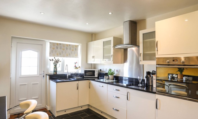 Pentraeth Cottage | CAE CAPEL, pet friendly, with open fire in Pentraeth