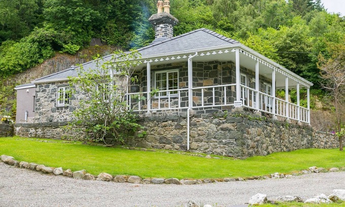 Llanfairfechan Cottage | Cae Mab Dafydd - a cosy fire that sleeps 3 guests in 2 bedrooms