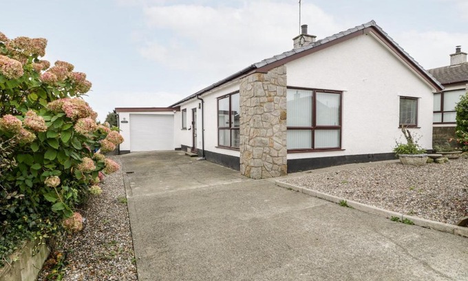 Newborough House | Cae Teg
