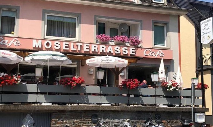 Klotten House | Cafe Moselterrasse