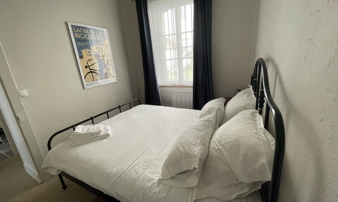 Nevers Apartment | Cafe Velo Nevers - Cosy courtyard room