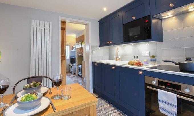 Westleton Cottage | CAINES COTTAGE, WESTLETON, pet friendly, with a garden in Westleton
