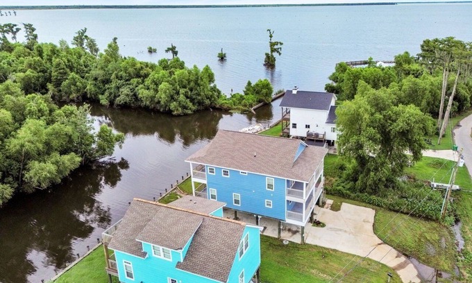 Vacherie House | Cajun Bayou Escape – Fishing, Game Room + Dock, Short or Long-Term Stays