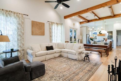 Lafayette Apartment | Cajun Country Retreat King Beds Patio Arcade Luxe