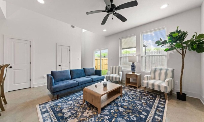 Lafayette House | Cajun French House*2 King Beds*Fast Wi-Fi*Garage